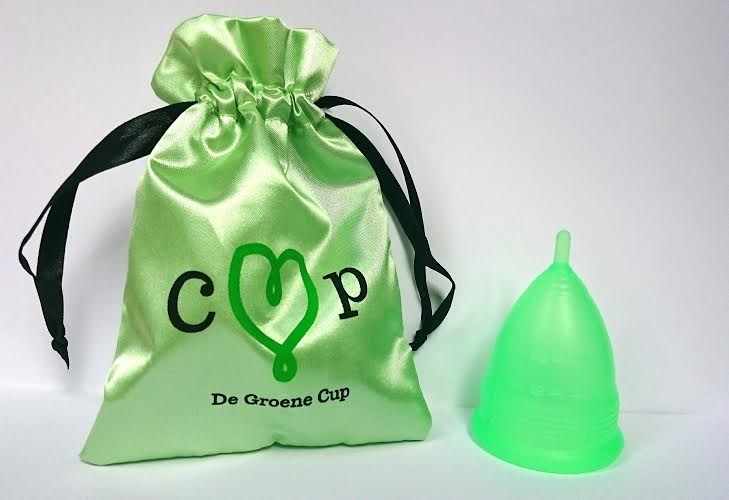 De Groene cup met zijden opbergzakje