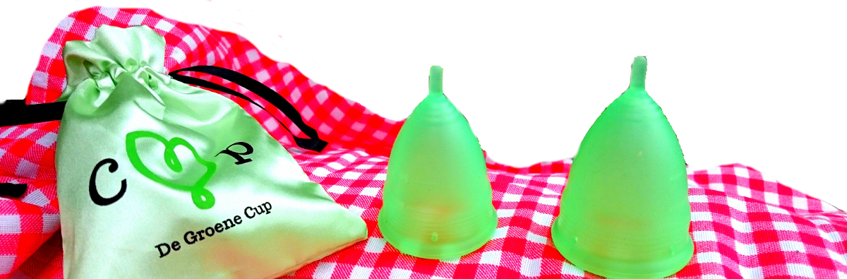 achtergrondfoto De Groene cup met zijden zakje op kleed